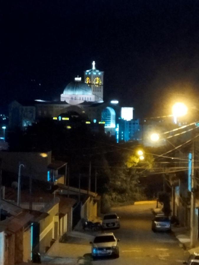 Casa Da Familia Em Aparecida Tv Wi Fi 4 Banheiros A 5 Min Da Basilica Aparecida (Sao Paulo)